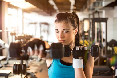 Genç bayan, el ağırlığını asar.