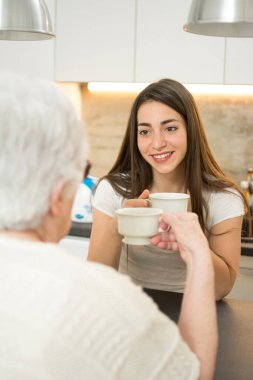 Torunu büyükannesiyle çay içiyor..