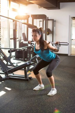 Çekici fit kadın spor salonunda ağırlık çalışıyor..