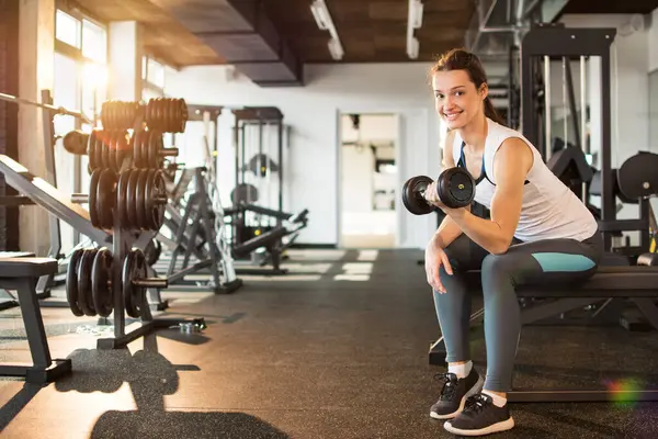 Junge Frau Trainiert Mit Kurzhanteln Fitnessstudio — Stockfoto