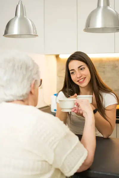 Neta Tomando Uma Xícara Chá Com Avó Cozinha — Fotografia de Stock