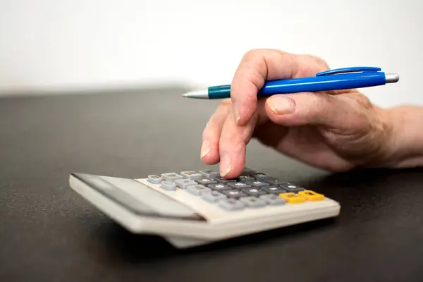 Close Foto Mão Mulheres Seniores Usando Calculadora Caneta Para Calcular — Fotografia de Stock