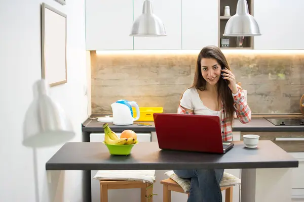 Evdeki Bir Masada Birden Fazla Cihaz Kullanarak Çalışan Mutlu Kadın — Stok fotoğraf