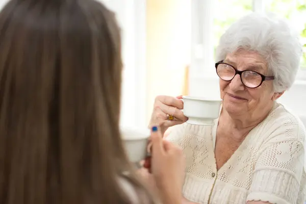 Großmutter Bei Einer Tasse Tee Mit Ihrer Enkelin — Stockfoto