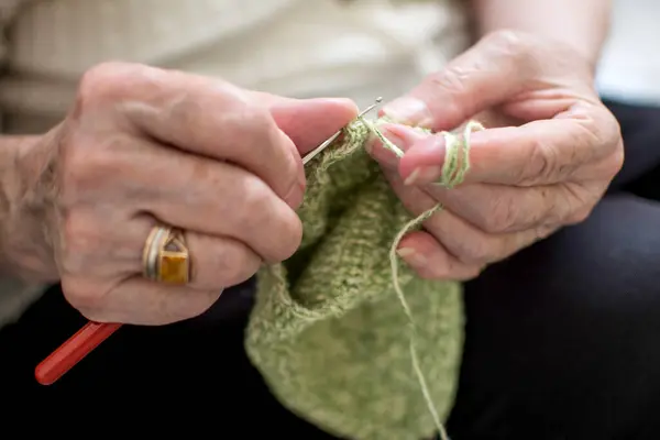Close Hands Elderly Woman Knitting — Stock Photo, Image