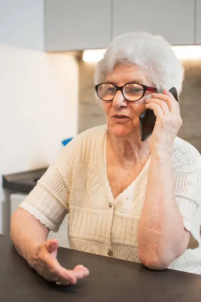 Ευτυχισμένη Ηλικιωμένη Γυναίκα Που Μιλάει Στο Κινητό Στο Σπίτι — Φωτογραφία Αρχείου