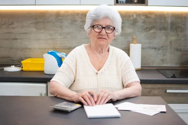 Donna Anziana Con Documenti Fatture Calcolatrice Che Scrive Casa — Foto Stock