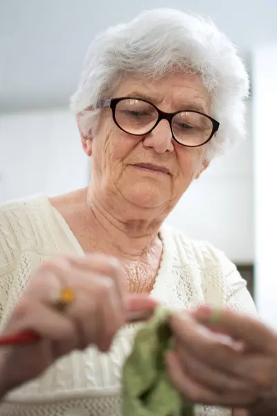 Oudere Vrouw Aan Het Breien Focus Het Hoofd Van Vrouw — Stockfoto