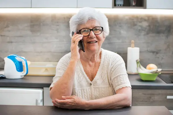 Glückliche Seniorin Spricht Hause Auf Smartphone — Stockfoto