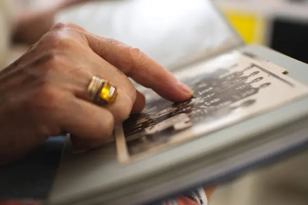 Senior Womans Hand Touching Old Photo Close — Stock Photo, Image
