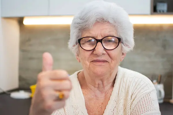 Glückliche Seniorin Zeigt Daumen Hoch — Stockfoto