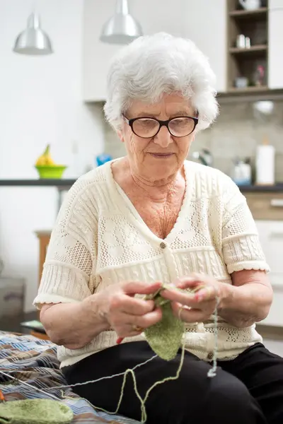 Donna Anziana Che Lavora Maglia Casa — Foto Stock