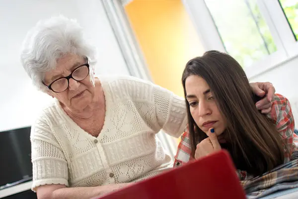Бабушка Внучка Смотрят Ноутбук Вместе Дома — стоковое фото