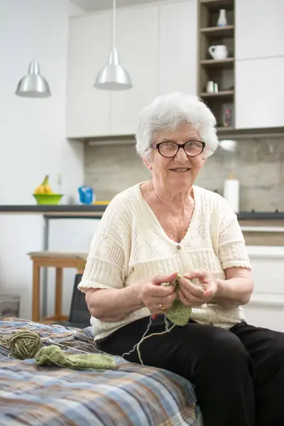 Ηλικιωμένη Γυναίκα Πλέξιμο Στο Σπίτι — Φωτογραφία Αρχείου