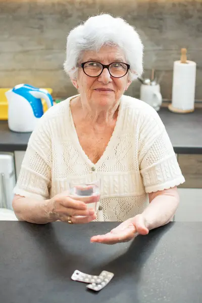 Portret Uśmiechniętej Starszej Kobiety Zażywającej Tabletki Domu — Zdjęcie stockowe