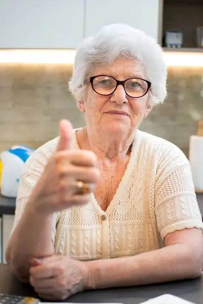 Una Donna Anziana Che Mostra Pollice Segno Casa — Foto Stock