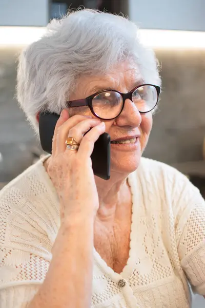 Portret Szczęśliwej Starszej Kobiety Rozmawiającej Smartfonie Domu — Zdjęcie stockowe