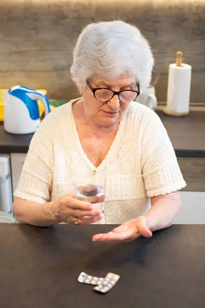 Ritratto Donna Anziana Sorridente Che Prende Pillole Casa — Foto Stock