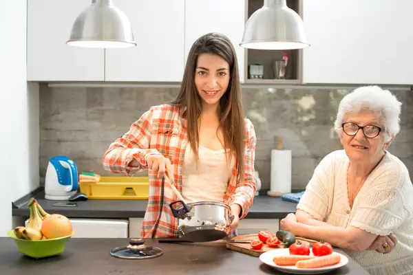 Kleindochter Met Oma Koken Keuken — Stockfoto