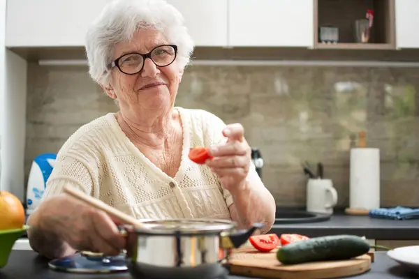Senior Kobieta Gotowanie Kuchni — Zdjęcie stockowe