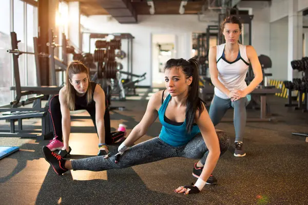 Trois Jolies Filles Faisant Des Exercices Dans Salle Gym — Photo