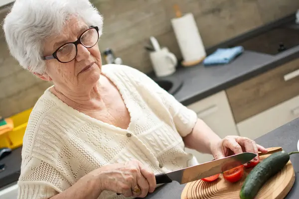Starsza Kobieta Przygotowuje Zdrową Żywność Świeżych Warzyw Kuchni — Zdjęcie stockowe