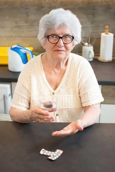 Portret Uśmiechniętej Starszej Kobiety Biorącej Tabletki Trzymającej Szklankę Wody Domu — Zdjęcie stockowe