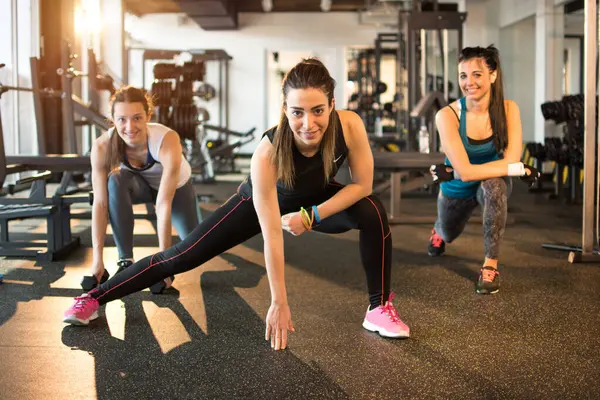 Trois Jeunes Femmes Travaillant Dans Salle Gym — Photo