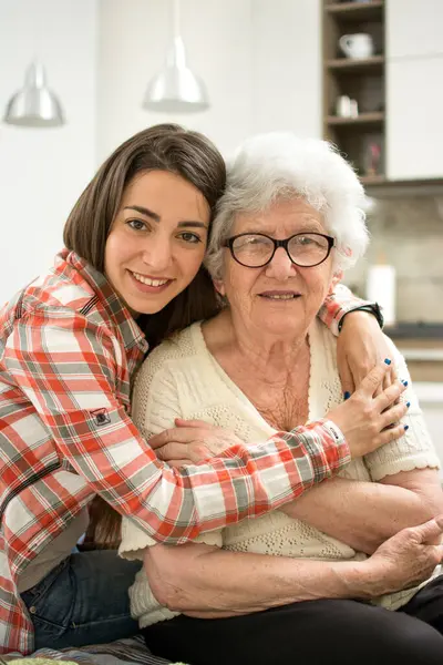 Retrato Neta Avó Abraçando Casa — Fotografia de Stock
