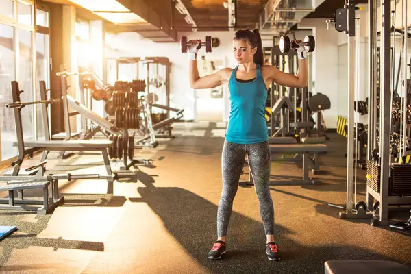 Jonge Brunette Werkt Met Hand Gewichten Sportschool — Stockfoto