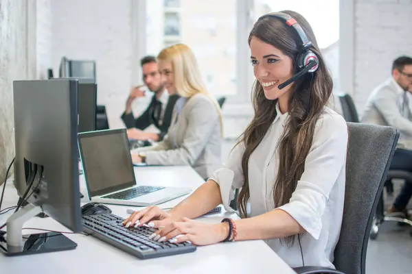 Aantrekkelijke Jonge Vrouw Werkt Call Center Kantoor Met Haar Collega — Stockfoto