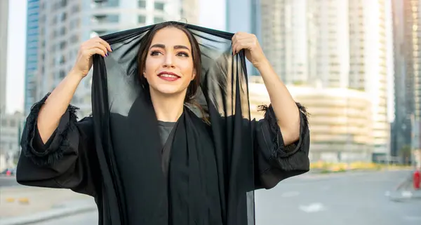 Geleneksel Arap Kıyafetleri Giymiş Güzel Bir Orta Doğu Arap Genç — Stok fotoğraf
