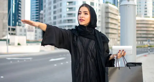 Abaya Alışveriş Çantaları Telefonu Cüzdanı Olan Genç Güzel Bir Arap — Stok fotoğraf