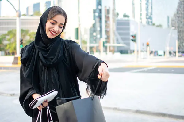 Beautiful Young Middle Eastern Arab Woman Looking Stuff Shopping Bags — Stock Photo, Image