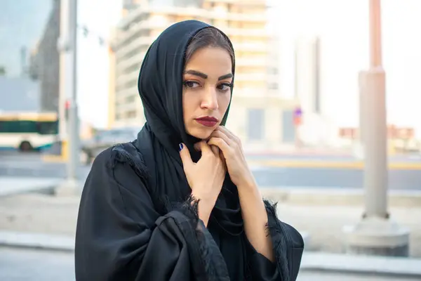 Schöne Verängstigte Arabische Junge Frau Traditioneller Arabischer Kleidung Auf Der — Stockfoto