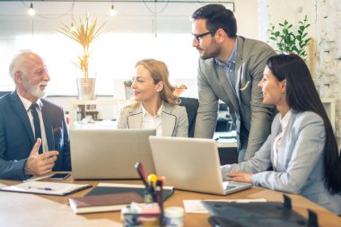 Bir grup iş adamı ofiste toplanıyor.