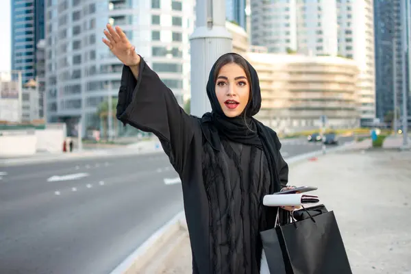 Abaya Alışveriş Çantaları Telefonu Cüzdanı Olan Genç Güzel Bir Arap — Stok fotoğraf