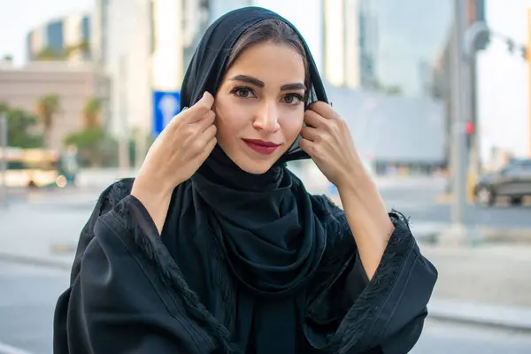Arap Geleneklerine Uygun Giysiler Giyen Güzel Bir Arap Genç Kadın — Stok fotoğraf