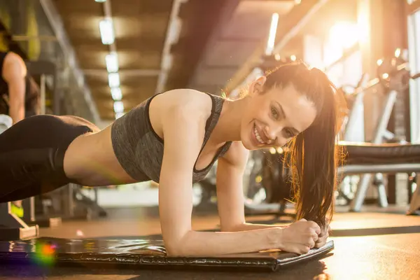 Junge Schöne Frau Sportbekleidung Beim Planken Fitnessstudio — Stockfoto
