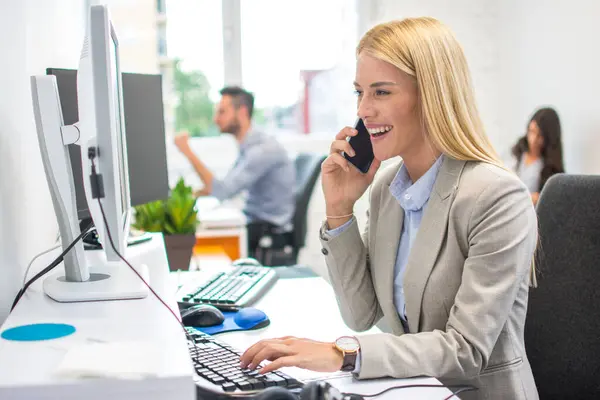 Smiling Business Woman Working Computer Talking Mobile Phone Office — Stock Photo, Image