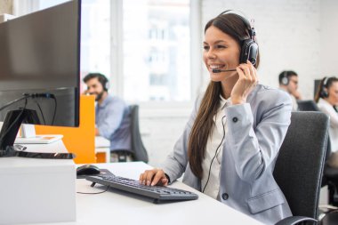 Çağrı merkezinde çalışan arkadaş canlısı bayan müşteri destek operatörü. Yardım ve teknik destek kavramı