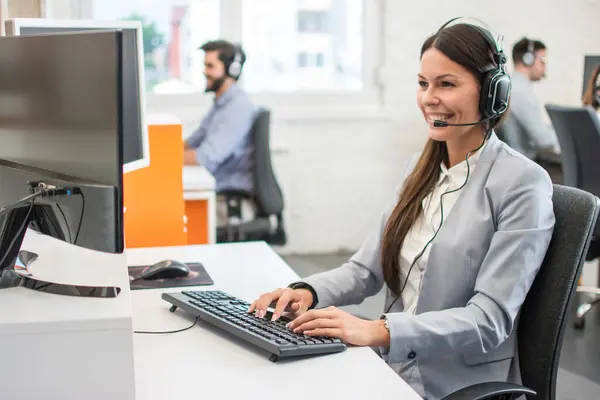 Vriendelijke Klant Support Service Operator Met Headset Werken Call Center — Stockfoto