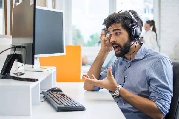 Handsome Young Customer Support Operator Headset Talking Client Call Centre — Stock Photo, Image