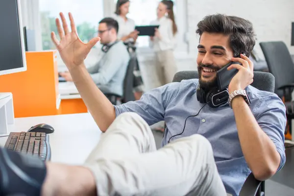 Uvolněný Zaměstnanec Mluví Mobilním Telefonu Vypráví Svém Úspěchu Sedí Kanceláři — Stock fotografie