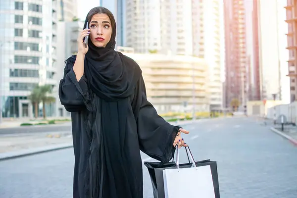 Araberin Traditioneller Kleidung Hält Einkaufstüten Der Hand Und Telefoniert Während — Stockfoto