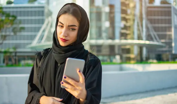 Genç Güzel Arap Ortadoğulu Bir Kadın Cep Telefonuyla Şehirde Selfie — Stok fotoğraf