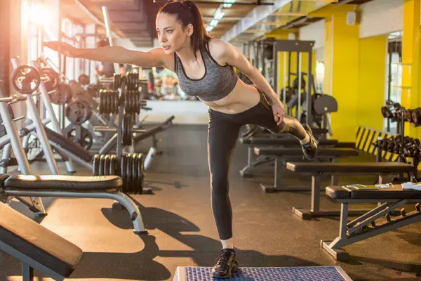 Junge Sportliche Frau Steht Auf Einem Bein Und Trainiert Fitnessstudio — Stockfoto