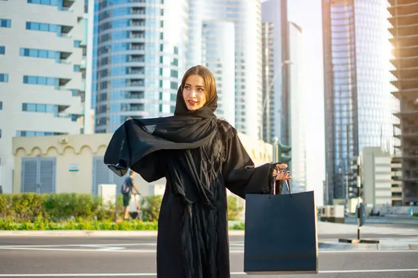 Junge Schöne Arabische Frau Trägt Abaya Und Hält Eine Einkaufstasche — Stockfoto