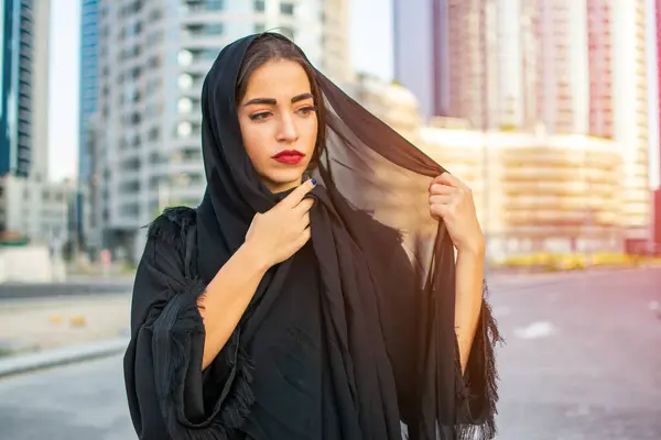 Portret Van Een Mooie Jonge Arabische Vrouw Uit Het Midden — Stockfoto