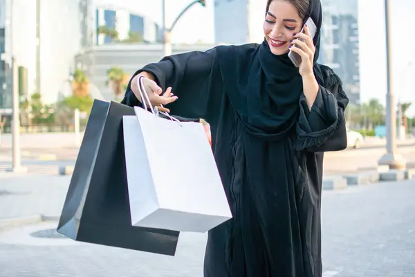 Arab Hagyományos Viselet Kezében Bevásárló Táskák Telefonon Beszél Miközben Áll — Stock Fotó